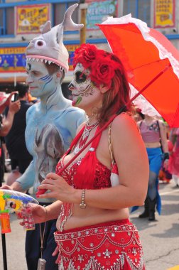 New york - 18 Haziran: tanımlanamayan katılımcılar 18 Haziran 2011 tarihinde new York'ta Brooklyn coney Island mermaid parade katılmak