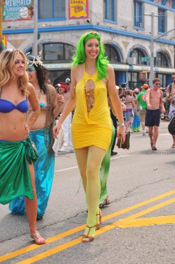 New york - 18 Haziran: tanımlanamayan katılımcılar 18 Haziran 2011 tarihinde new York'ta Brooklyn coney Island mermaid parade katılmak