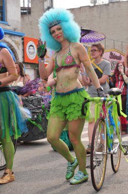 New york - 18 Haziran: tanımlanamayan katılımcılar 18 Haziran 2011 tarihinde new York'ta Brooklyn coney Island mermaid parade katılmak