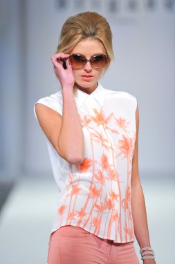 Los Angeles - 12 Mart: Tugay La sonbahar 2013 moda pist Los Angeles, Ca üzerinde 17 Mart 2013 Vibiana katedral stil moda haftası sırasında göstermek bir model yürür