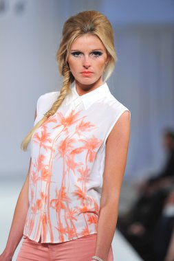 Los Angeles - 12 Mart: Tugay La sonbahar 2013 moda pist Los Angeles, Ca üzerinde 17 Mart 2013 Vibiana katedral stil moda haftası sırasında göstermek bir model yürür