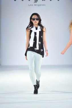 Los Angeles - 12 Mart: Tugay La sonbahar 2013 moda pist Los Angeles, Ca üzerinde 17 Mart 2013 Vibiana katedral stil moda haftası sırasında göstermek bir model yürür