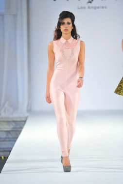 Los Angeles - 12 Mart: Tugay La sonbahar 2013 moda pist Los Angeles, Ca üzerinde 17 Mart 2013 Vibiana katedral stil moda haftası sırasında göstermek bir model yürür