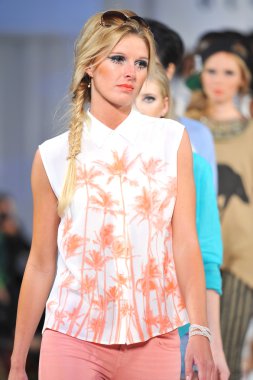 Los Angeles - 12 Mart: Tugay La sonbahar 2013 moda pist Los Angeles, Ca üzerinde 17 Mart 2013 Vibiana katedral stil moda haftası sırasında göstermek bir model yürür