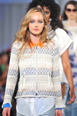 Los Angeles - 12 Mart: Tugay La sonbahar 2013 moda pist Los Angeles, Ca üzerinde 17 Mart 2013 Vibiana katedral stil moda haftası sırasında göstermek bir model yürür