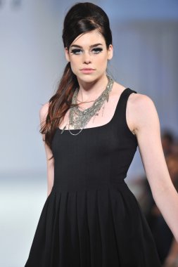 Los Angeles - 12 Mart: Tugay La sonbahar 2013 moda pist Los Angeles, Ca üzerinde 17 Mart 2013 Vibiana katedral stil moda haftası sırasında göstermek bir model yürür