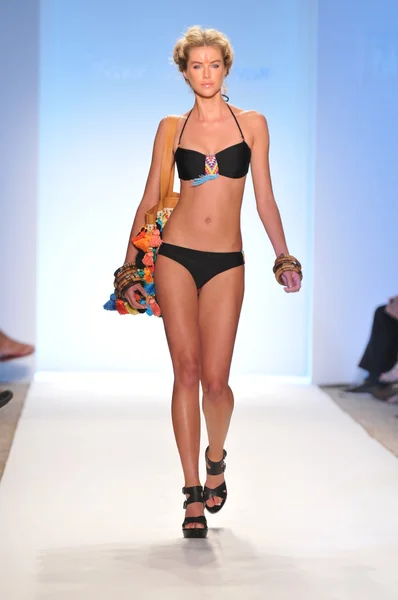 MIAMI - 16 DE JULIO: Modelo camina por la pasarela de la colección de trajes de baño Mara Hoffman para la primavera, verano de 2012 durante la Mercedes-Benz Swim Fashion Week el 16 de julio de 2011 en Miami, FL —  Fotos de Stock