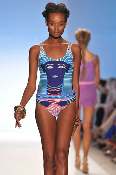 Miami - 16 juli: modell går banan på mara hoffman baddräkt kollektion för våren, sommaren 2012 under mercedes-benz simma modeveckan på den 16 juli, 2011 i miami, fl — Stockfoto