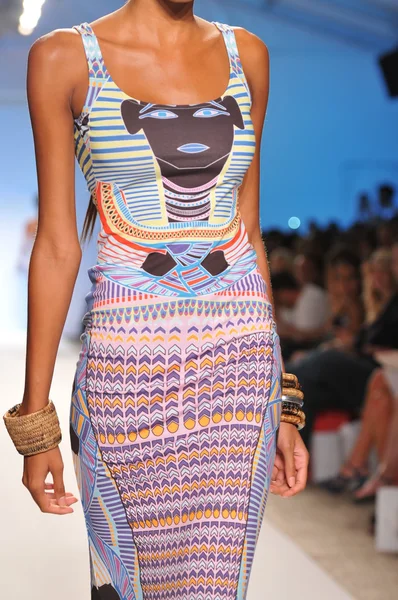 MIAMI - 16 DE JULIO: Modelo camina por la pasarela de la colección de trajes de baño Mara Hoffman para la primavera, verano de 2012 durante la Mercedes-Benz Swim Fashion Week el 16 de julio de 2011 en Miami, FL —  Fotos de Stock