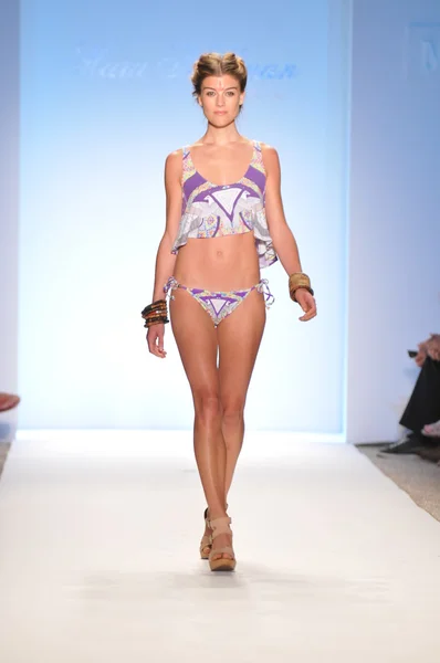 Miami - 16 Temmuz: model hoffman mayo koleksiyon ilkbahar, yaz 2012 mercedes-benz moda haftası 16 Temmuz 2011 tarihinde miami, yüzmek mara pist yürür fl — Stok fotoğraf