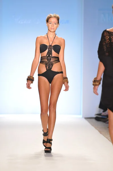 Miami - juli 16: model läuft laufsteg der mara hoffman badeanzug kollektion für frühjahr, sommer 2012 während der mercedes-benz swim fashion week am 16. juli 2011 in miami, fll — Stockfoto