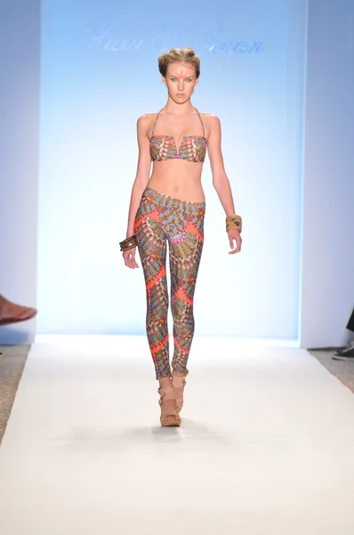 MIAMI - JULHO 16: Modelo caminha pista na Mara Hoffman Swimsuit Collection para Primavera, Verão 2012 durante Mercedes-Benz Swim Fashion Week em Julho 16, 2011 em Miami, FL — Fotografia de Stock