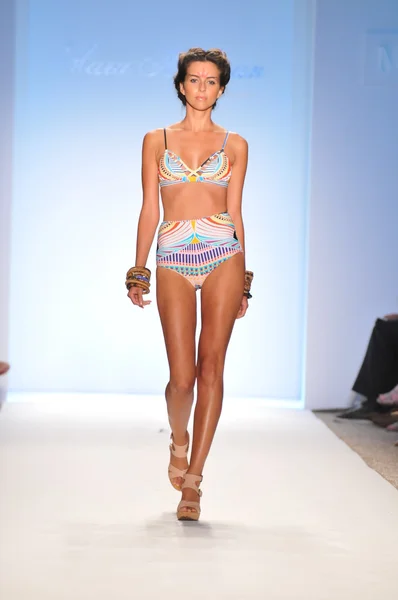 Miami - 16 Temmuz: model hoffman mayo koleksiyon ilkbahar, yaz 2012 mercedes-benz moda haftası 16 Temmuz 2011 tarihinde miami, yüzmek mara pist yürür fl — Stok fotoğraf