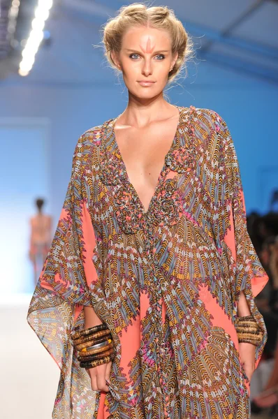 Miami - 16 juli: model wandelingen landingsbaan op de mara hoffman zwembroek collectie voor lente, zomer 2012 tijdens mercedes-benz fashionweek op 16 juli 2011 zwemmen in miami, fl — Stockfoto