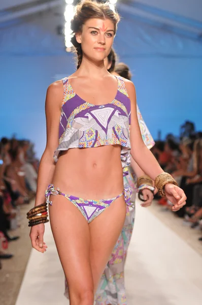 MIAMI - 16 JUILLET : Mannequin marche piste à la collection de maillots de bain Mara Hoffman pour le printemps, été 2012 lors de Mercedes-Benz Swim Fashion Week le 16 Juillet 2011 à Miami, FL — Photo