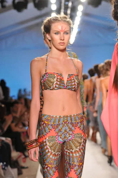 MIAMI - JULY 16: Model walks runway at the Mara Hoffman Swimsuit Collection for Spring, Summer 2012 during Mercedes-Benz Swim Fashion Week on July 16, 2011 in Miami, FL — Stock Photo, Image