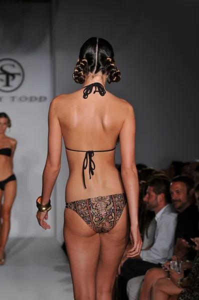 Miami - juli 16: model läuft laufsteg bei der shay todd badeanzug kollektion für frühjahr, sommer 2012 während der mercedes-benz swim fashion week am 16. juli 2011 in miami, fll — Stockfoto