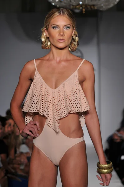 Miami - 16 Temmuz: model todd mayo koleksiyon ilkbahar, yaz 2012 mercedes-benz moda haftası 16 Temmuz 2011 tarihinde miami, yüzmek Shay'in pist yürür fl — Stok fotoğraf