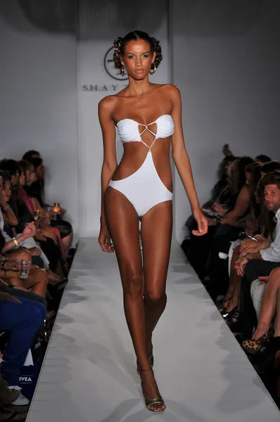 MIAMI - 16 lipca: Model walks pasa startowego na strój kąpielowy Shay todd kolekcji na wiosnę, lato 2012 podczas Mercedes-Benz Fashion Week pływać w dniu 16 lipca 2011 roku w Miami, Floryda — Zdjęcie stockowe