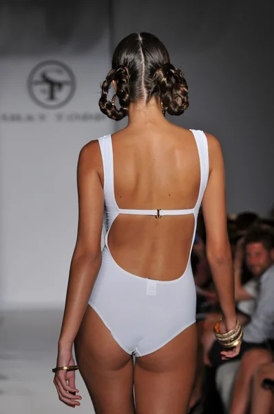 MIAMI - 16 LUGLIO: La modella cammina sulla pista della collezione Shay Todd Swimsuit per la primavera, estate 2012 durante la Mercedes-Benz Swim Fashion Week il 16 luglio 2011 a Miami, FL — Foto Stock