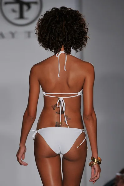 Miami - juli 16: model läuft laufsteg bei der shay todd badeanzug kollektion für frühjahr, sommer 2012 während der mercedes-benz swim fashion week am 16. juli 2011 in miami, fll — Stockfoto