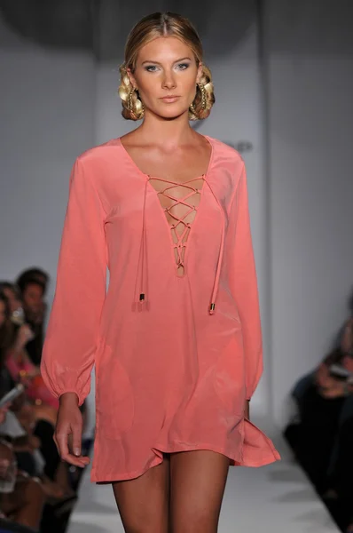 MIAMI - 16 DE JULIO: Modelo camina por la pasarela en la colección de trajes de baño Shay Todd para la primavera, verano de 2012 durante la Mercedes-Benz Swim Fashion Week el 16 de julio de 2011 en Miami, FL —  Fotos de Stock