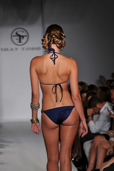 MIAMI - JULHO 16: Modelo caminha pista no Shay Todd Swimsuit Collection para a Primavera, Verão 2012 durante Mercedes-Benz Swim Fashion Week em julho 16, 2011 em Miami, FL — Fotografia de Stock