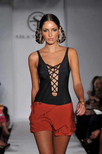 Miami - 16 Temmuz: model todd mayo koleksiyon ilkbahar, yaz 2012 mercedes-benz moda haftası 16 Temmuz 2011 tarihinde miami, yüzmek Shay'in pist yürür fl — Stok fotoğraf