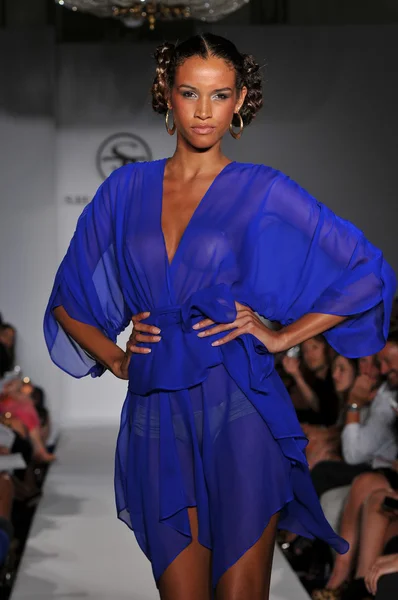 MIAMI - 16 DE JULIO: Modelo camina por la pasarela en la colección de trajes de baño Shay Todd para la primavera, verano de 2012 durante la Mercedes-Benz Swim Fashion Week el 16 de julio de 2011 en Miami, FL — Foto de Stock