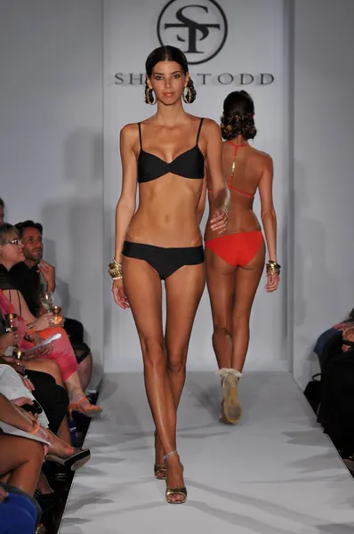 MIAMI - 16 LUGLIO: La modella cammina sulla pista della collezione Shay Todd Swimsuit per la primavera, estate 2012 durante la Mercedes-Benz Swim Fashion Week il 16 luglio 2011 a Miami, FL — Foto Stock