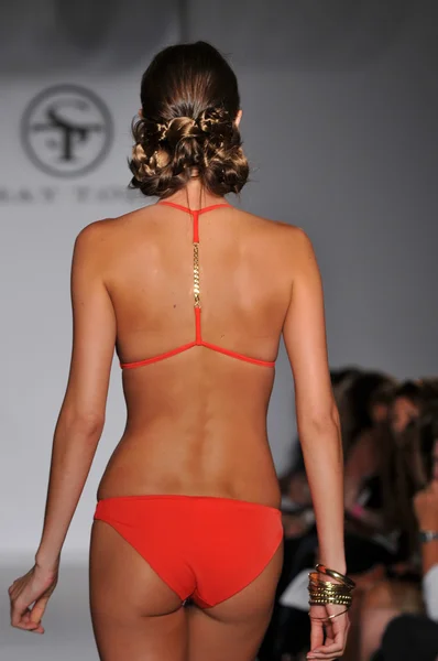 マイアミ - 7 月 16 日： モデル メルセデス ベンツ中春、2012 年夏のトッド水着コレクション泳ぐファッション ・ ウィーク 2011 年 7 月 16 日にマイアミ、シェイの滑走路を歩くフロリダ — ストック写真