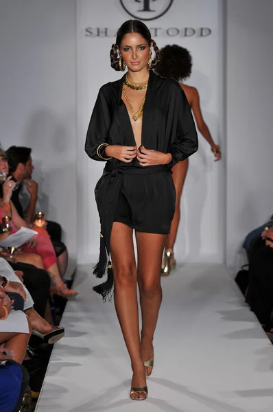 MIAMI - 16 LUGLIO: La modella cammina sulla pista della collezione Shay Todd Swimsuit per la primavera, estate 2012 durante la Mercedes-Benz Swim Fashion Week il 16 luglio 2011 a Miami, FL — Foto Stock