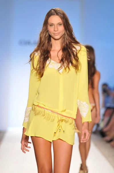 MIAMI - 17 DE JULIO: Modelo pasarela a pie en la Colección Cia Maritima para la Primavera, Verano 2012 durante Mercedes-Benz Swim Fashion Week el 17 de julio de 2011 en Miami, FL —  Fotos de Stock