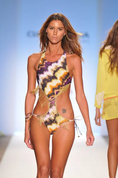 Miami - 17. juli: model walking laufsteg der cia maritima kollektion für frühjahr, sommer 2012 während der mercedes-benz swim fashion week am 17. juli 2011 in miami, fll — Stockfoto