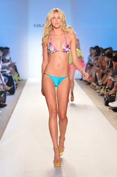 Miami - 17. července: model chůze dráha v cia maritima kolekce pro jaro, léto 2012 během plavání mercedes-benz fashion week 17. července 2011 v miami, fl — Stock fotografie