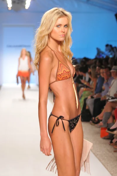 MIAMI - JULHO 17: Pista de caminhada modelo na Coleção Cia Maritima para a Primavera, Verão de 2012 durante a Mercedes-Benz Swim Fashion Week em 17 de julho de 2011 em Miami, FL — Fotografia de Stock