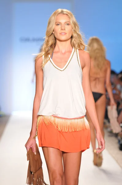 MIAMI - JULHO 17: Pista de caminhada modelo na Coleção Cia Maritima para a Primavera, Verão de 2012 durante a Mercedes-Benz Swim Fashion Week em 17 de julho de 2011 em Miami, FL — Fotografia de Stock