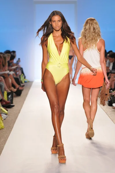 MIAMI - JULHO 17: Pista de caminhada modelo na Coleção Cia Maritima para a Primavera, Verão de 2012 durante a Mercedes-Benz Swim Fashion Week em 17 de julho de 2011 em Miami, FL — Fotografia de Stock