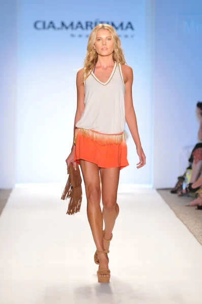 MIAMI - 17 DE JULIO: Modelo pasarela a pie en la Colección Cia Maritima para la Primavera, Verano 2012 durante Mercedes-Benz Swim Fashion Week el 17 de julio de 2011 en Miami, FL — Foto de Stock