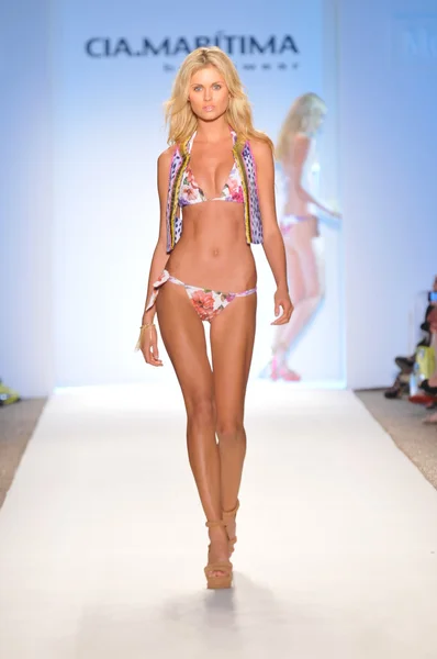 Miami - 17. juli: model walking laufsteg der cia maritima kollektion für frühjahr, sommer 2012 während der mercedes-benz swim fashion week am 17. juli 2011 in miami, fll — Stockfoto