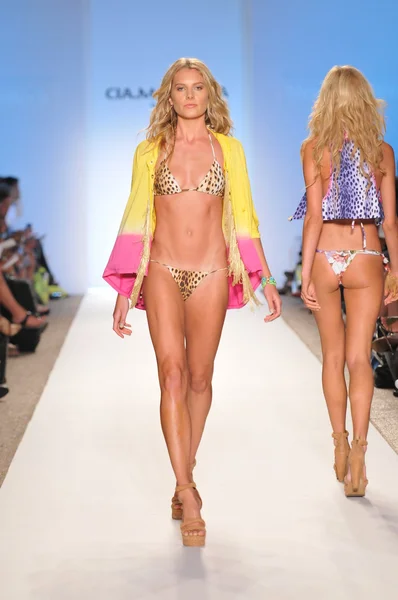 MIAMI - JULY 17: Model walking runway at the Cia Maritima Collection for Spring, Summer 2012 during Mercedes-Benz Swim Fashion Week on July 17, 2011 in Miami, FL — Stock Photo, Image