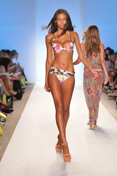 MIAMI - 17 JUILLET : Modèle de piste de marche à la collection Cia Maritima pour le printemps, été 2012 lors de Mercedes-Benz Swim Fashion Week le 17 Juillet 2011 à Miami, FL — Photo