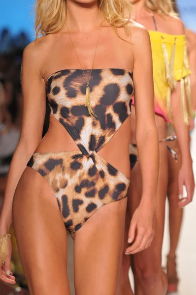 MIAMI - JULHO 17: Pista de caminhada modelo na Coleção Cia Maritima para a Primavera, Verão de 2012 durante a Mercedes-Benz Swim Fashion Week em 17 de julho de 2011 em Miami, FL — Fotografia de Stock