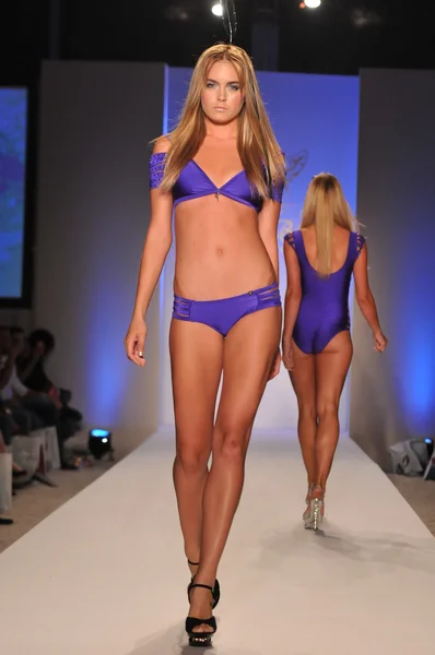 Miami - 17. juli: model walking laufsteg der lisa blue kollektion für frühjahr, sommer 2012 während der mercedes-benz swim fashion week am 17. juli 2011 in miami, fll — Stockfoto