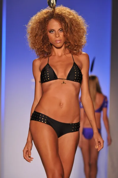 Miami - 17 juli: modell gå banan vid lisa blå insamling för våren, sommaren 2012 under mercedes-benz simma fashion week på juli 17, 2011 i miami, fl — Stockfoto