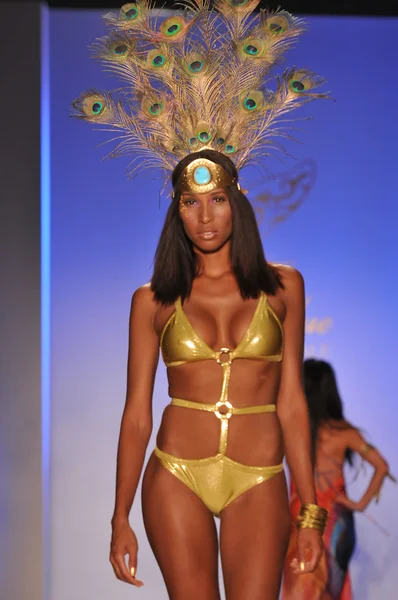 Miami - 17 juli: modell gå banan vid lisa blå insamling för våren, sommaren 2012 under mercedes-benz simma fashion week på juli 17, 2011 i miami, fl — Stockfoto