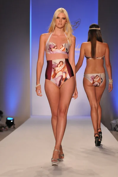 Miami - 17. juli: model walking laufsteg der lisa blue kollektion für frühjahr, sommer 2012 während der mercedes-benz swim fashion week am 17. juli 2011 in miami, fll — Stockfoto