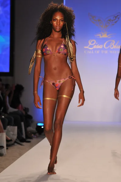 Miami - 17. července: model chůze dráha v lisa modré kolekce pro jaro, léto 2012 během plavání mercedes-benz fashion week 17. července 2011 v miami, fl — Stock fotografie