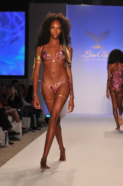Miami - 17. července: model chůze dráha v lisa modré kolekce pro jaro, léto 2012 během plavání mercedes-benz fashion week 17. července 2011 v miami, fl — Stock fotografie