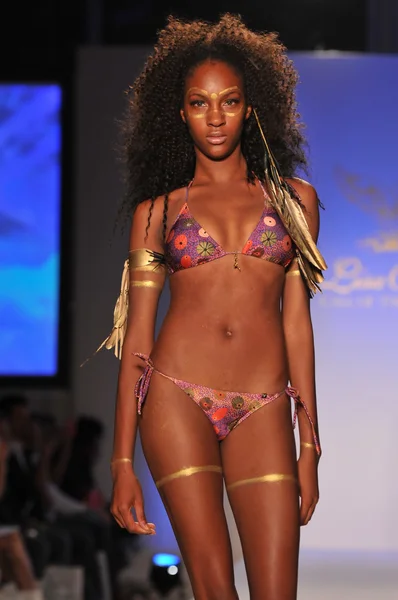 Miami - 17 Temmuz: lisa mavi koleksiyonu için ilkbahar, yaz 2012 mercedes-benz yüzmek moda haftası 17 Temmuz 2011 Miami, pist yürüyüş modeli fl — Stok fotoğraf